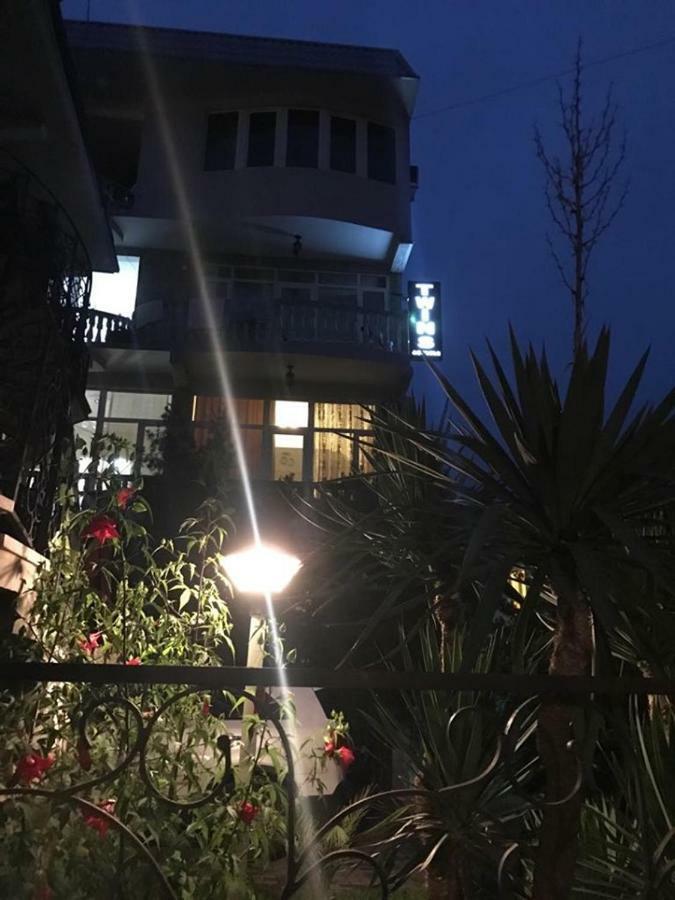 Twins Hotel Кобулети Екстериор снимка